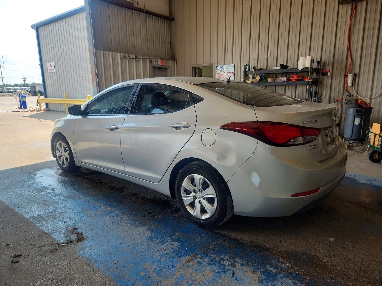 2016 Hyundai Elantra Se - Image 2