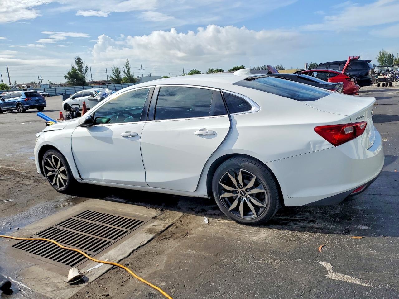 2017 Chevrolet Malibu Lt - Image 2