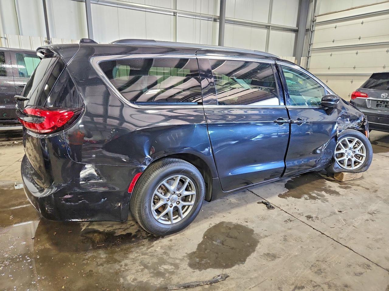 2021 Chrysler Pacifica Touring - Фото 3