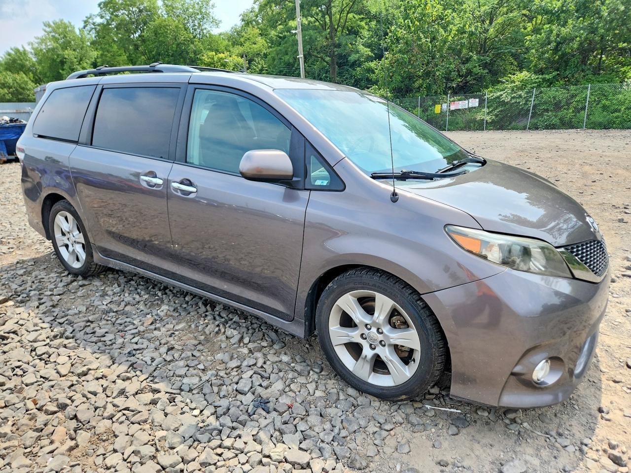 2013 Toyota Sienna Sport - Image 4