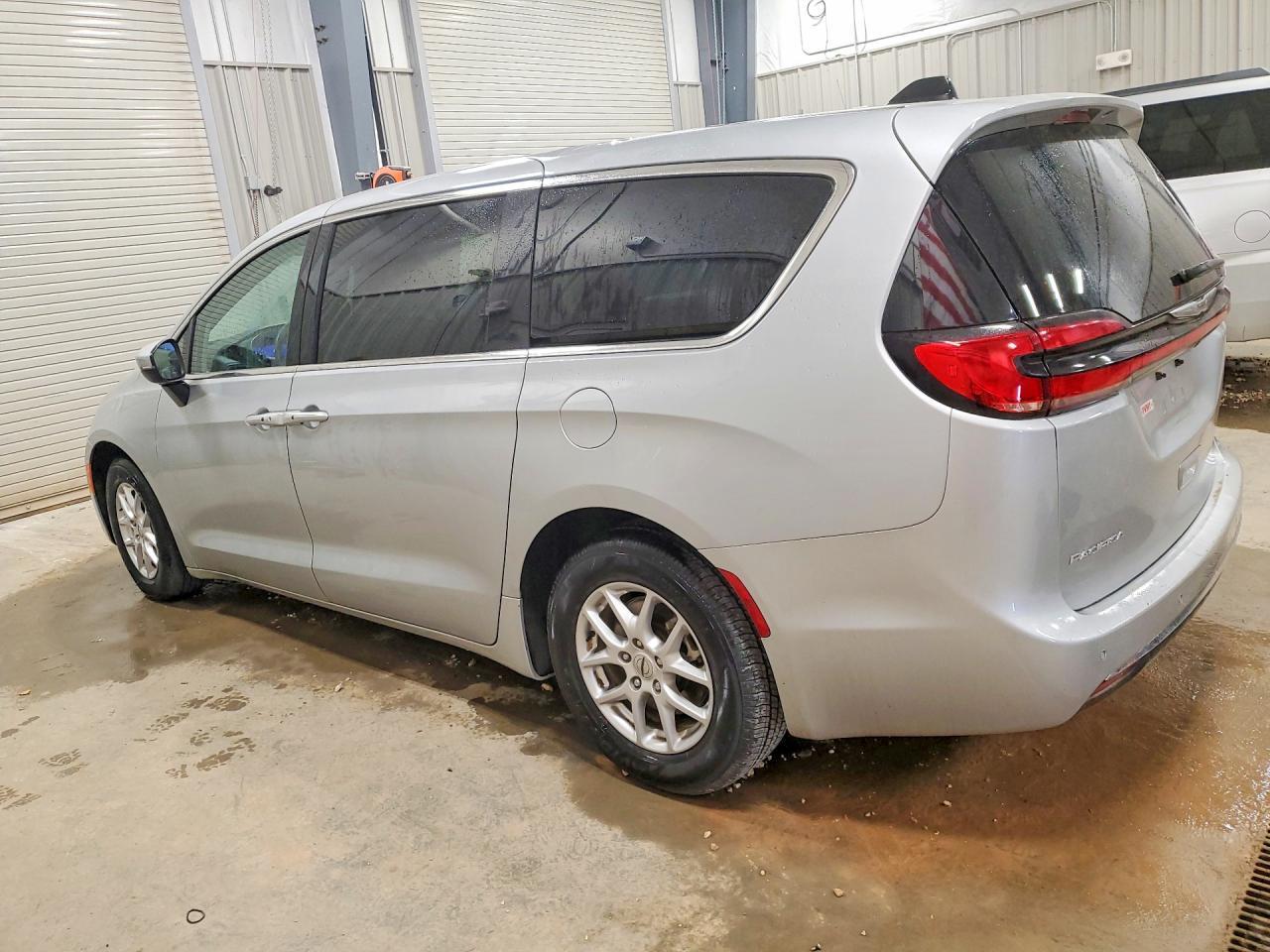 2023 Chrysler Pacifica Touring L - Image 2