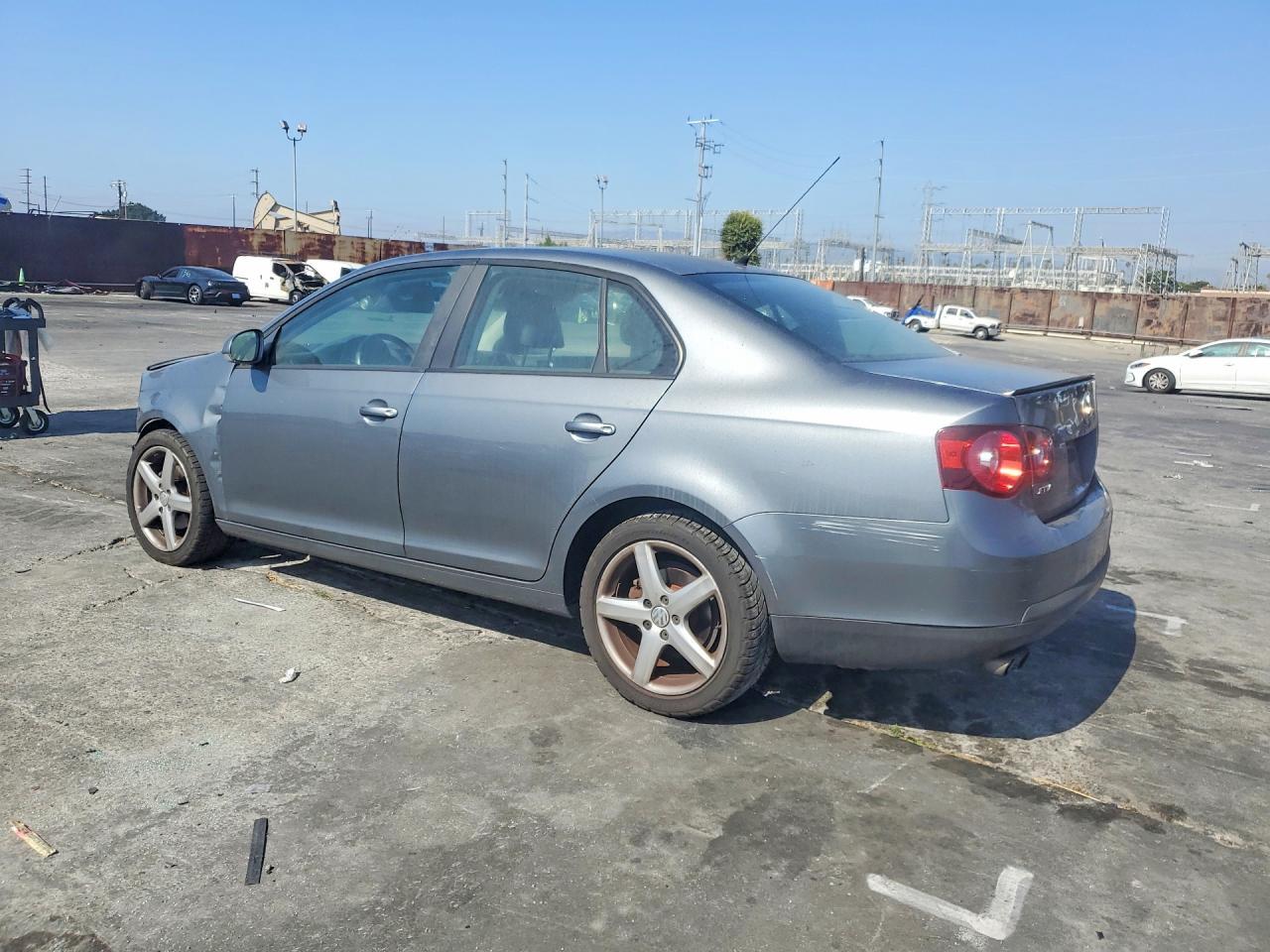 2010 Volkswagen Jetta Limited - Фото 2