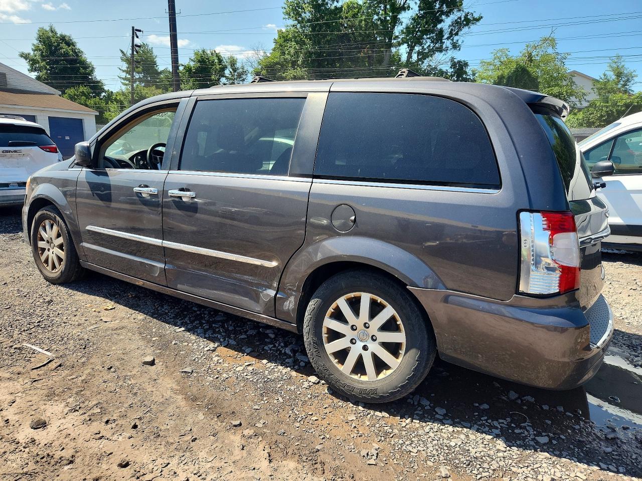 2015 Chrysler Town & Country Touring - Фото 2