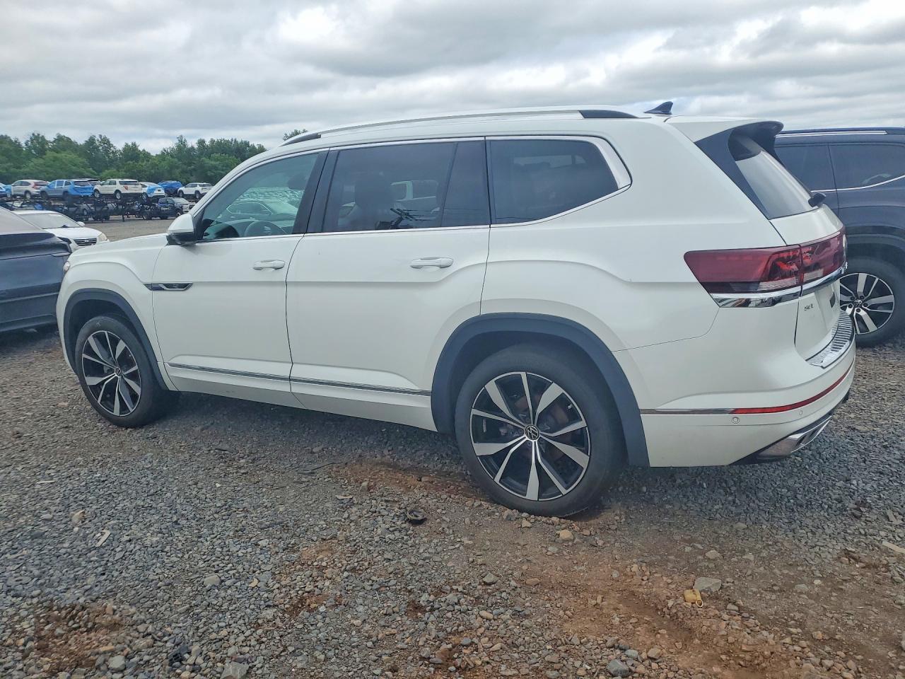2024 Volkswagen Atlas Sel Premium R-Line - Image 2
