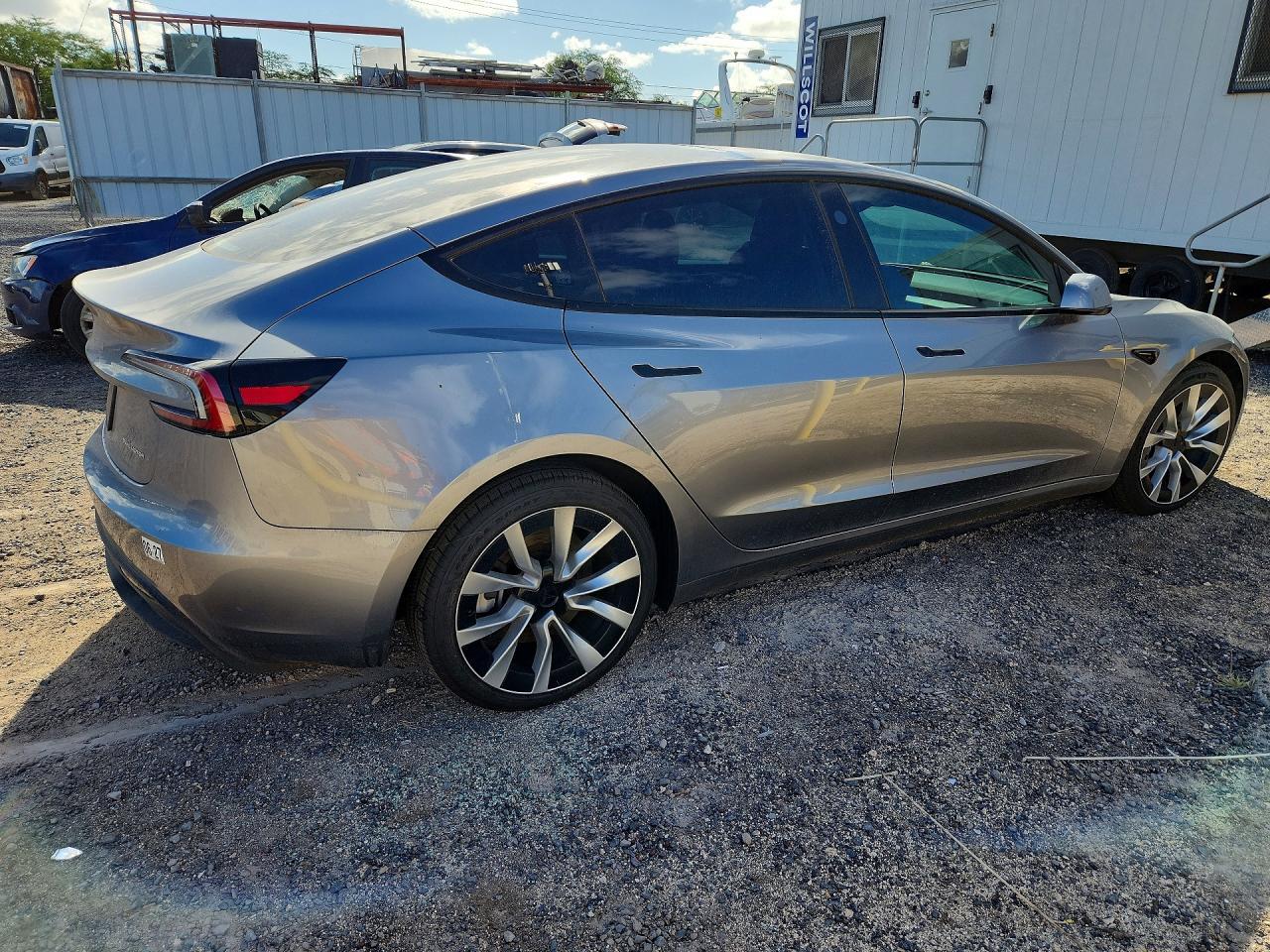 2025 Tesla Model 3 - Фото 3