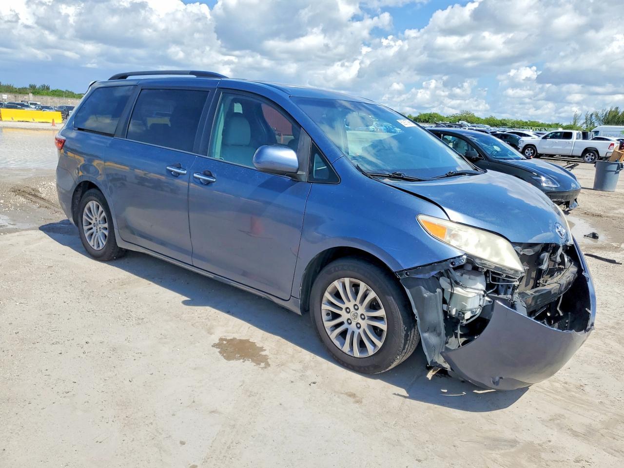 2015 Toyota Sienna Xle 8-Passenger - Image 4