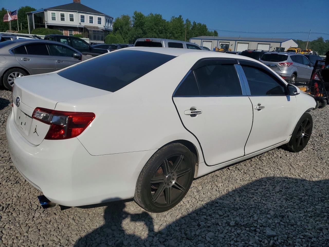 2012 Toyota Camry L - Фото 3