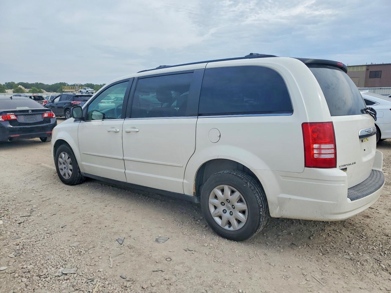 2010 Chrysler Town & Country Lx - Image 2