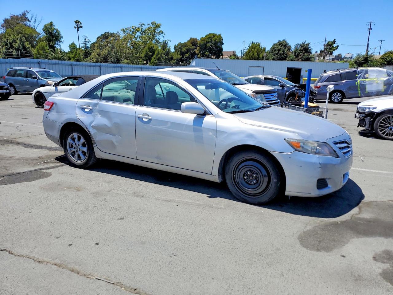 2011 Toyota Camry Le - Фото 4