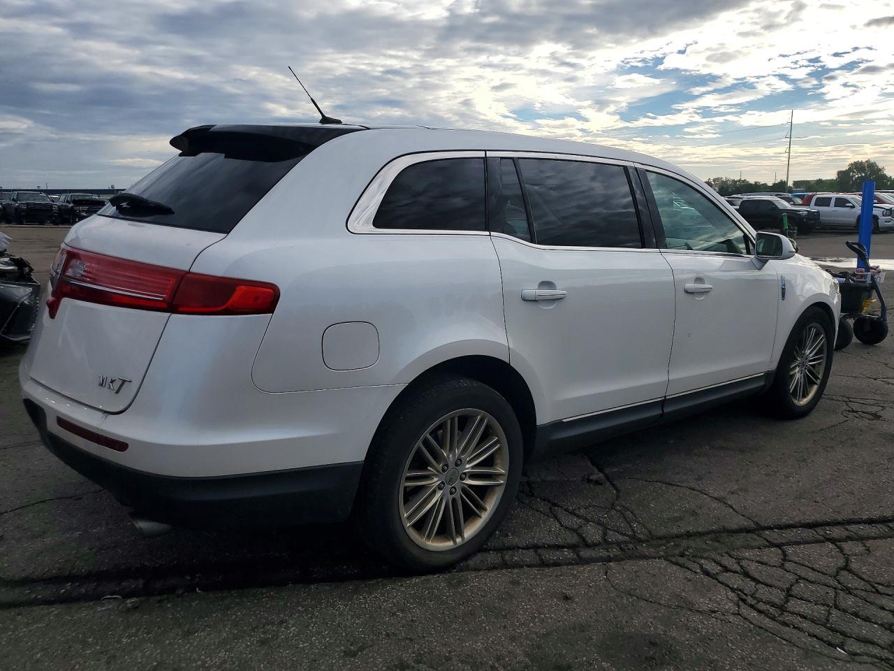 2017 Lincoln Mkt - Фото 3
