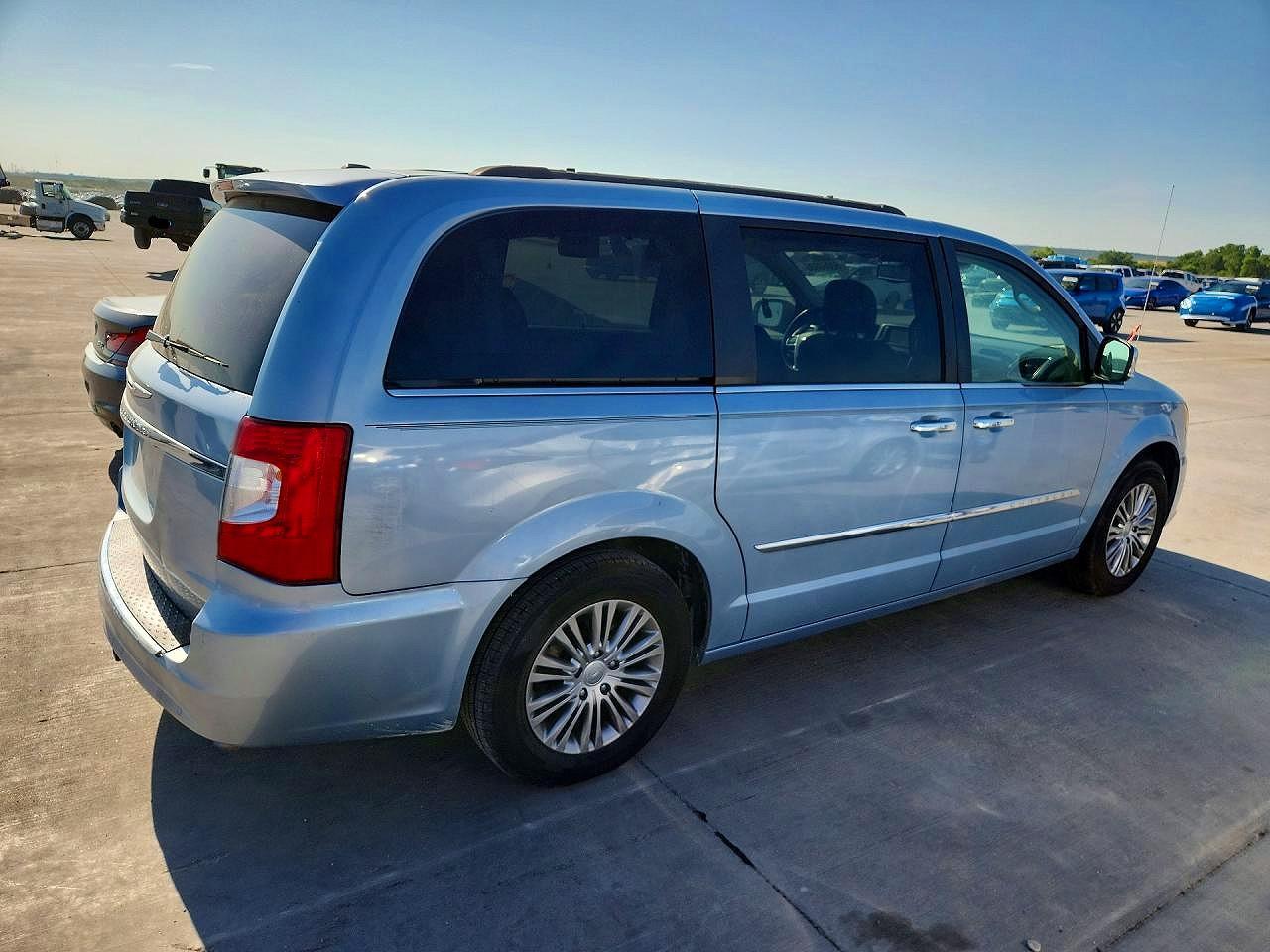 2013 Chrysler Town & Country - Image 3