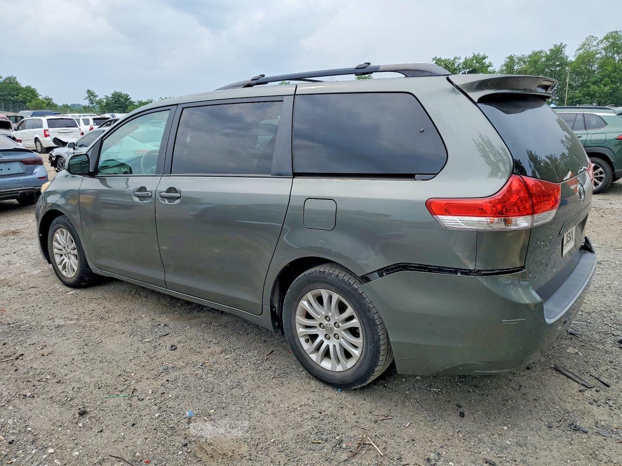 2014 Toyota Sienna Xle 8-Passenger - Фото 2