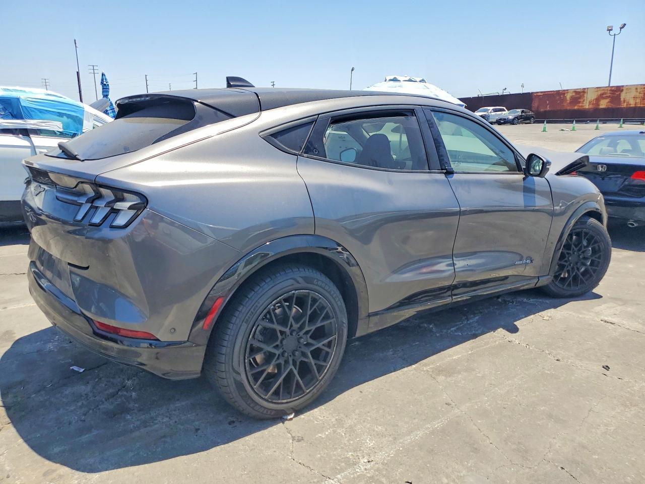 2021 Ford Mustang Mach-E Premium - Фото 3