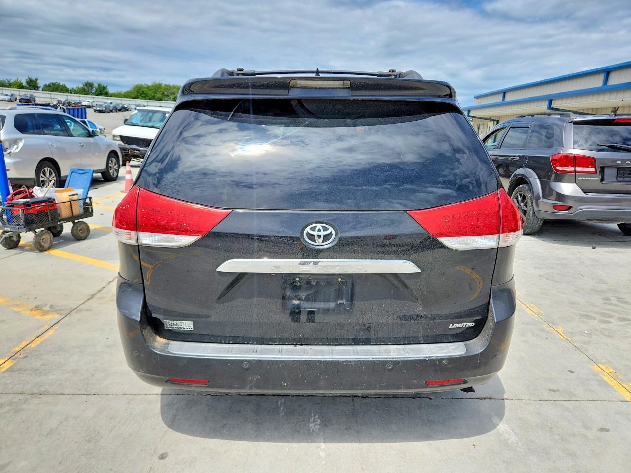 2011 Toyota Sienna Limited 7-Passenger - Image 6