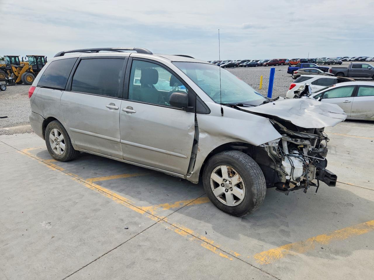 2010 Toyota Sienna Le 8-Passenger - Image 4