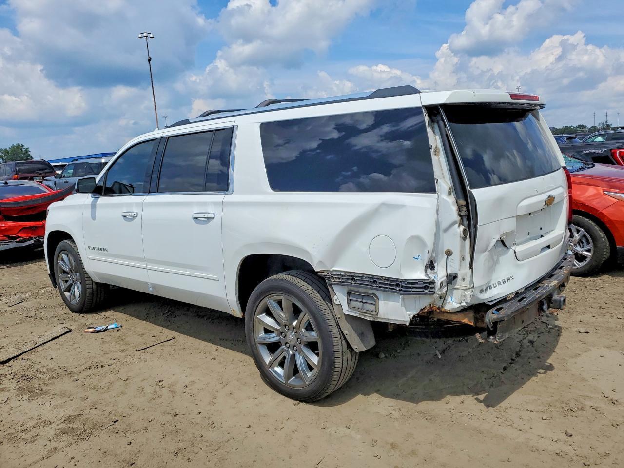 2017 Chevrolet Suburban - Фото 2