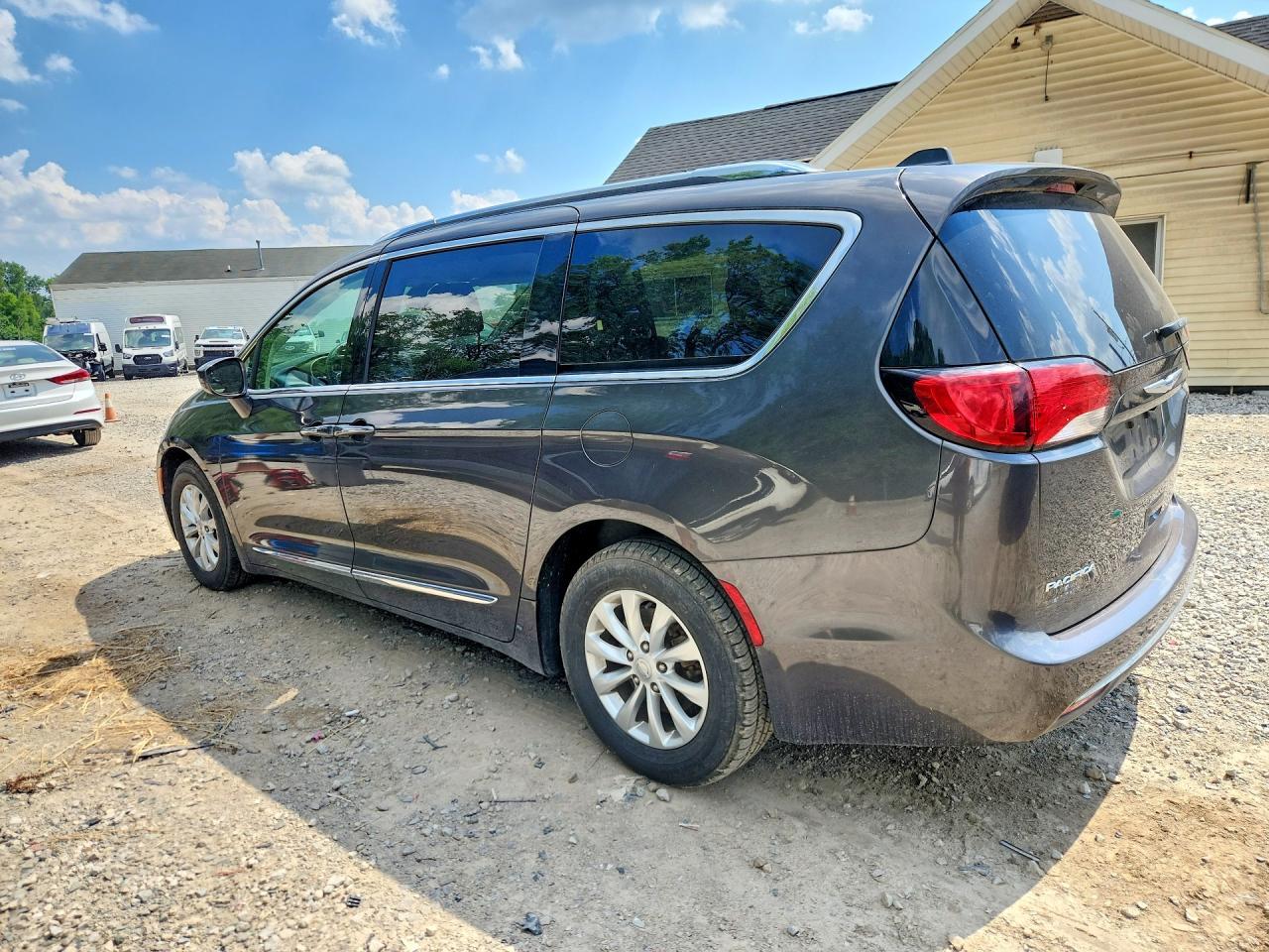 2018 Chrysler Pacifica Touring L - Image 2