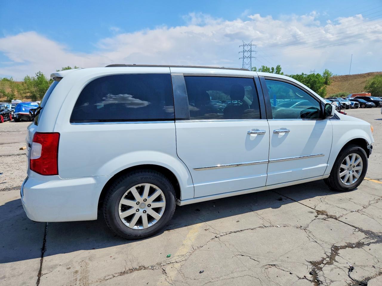 2016 Chrysler Town & Country Touring - Фото 3