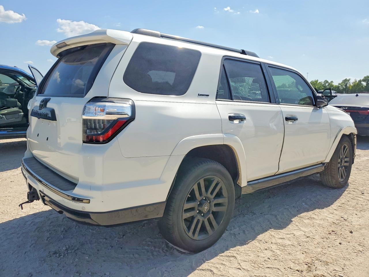 2020 Toyota 4Runner Nightshade Edition - Фото 3