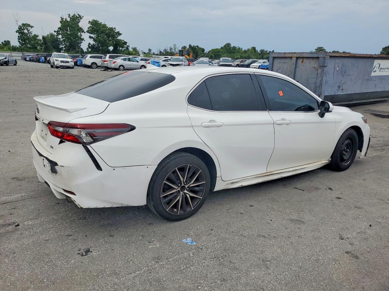 2021 Toyota Camry Se - Фото 3