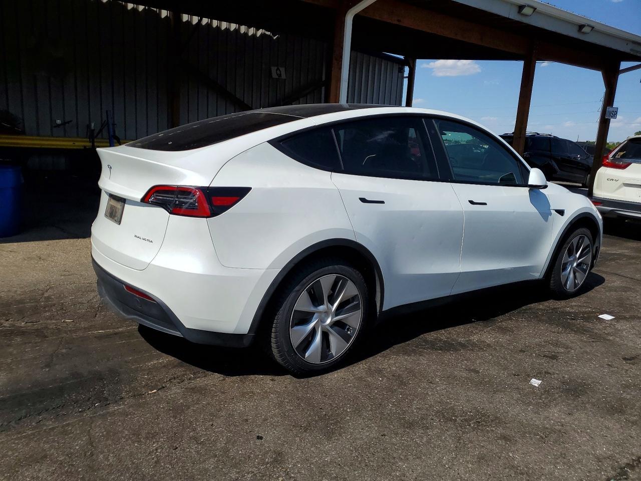 2023 Tesl Model Y - Image 3