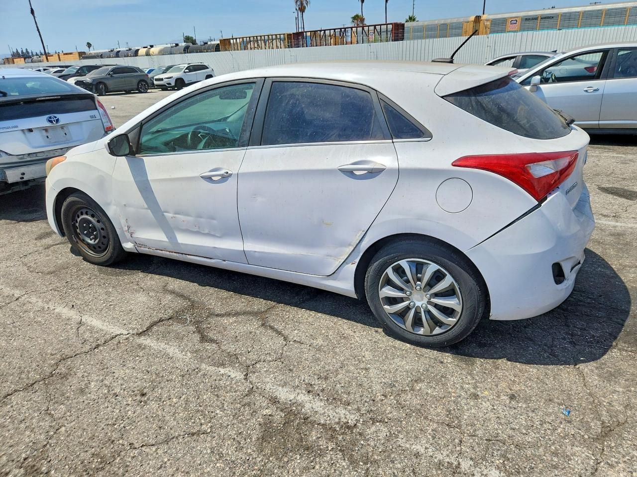 2016 Hyundai Elantra Gt Base - Image 2