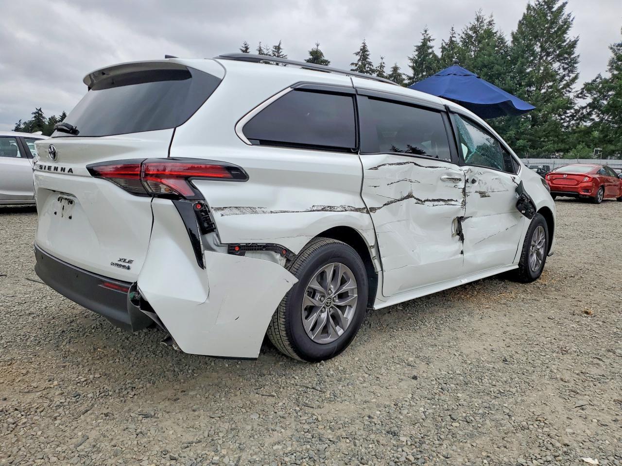 2022 Toyota Sienna Xle - Image 3