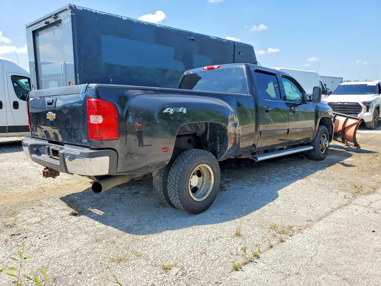 2007 Chevrolet Silverado K3500 - Image 3