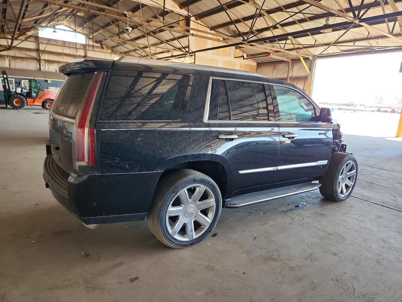 2019 Cadillac Escalade Luxury - Image 3