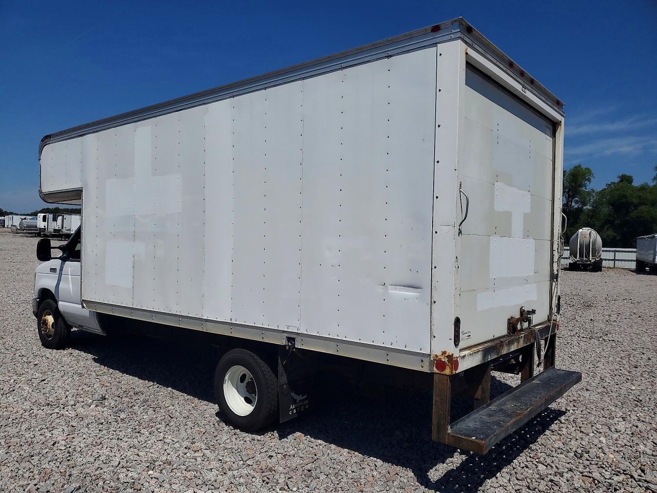 2021 Ford E450 Box Truck - Фото 2