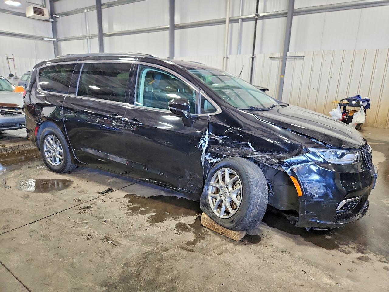 2021 Chrysler Pacifica Touring - Фото 4