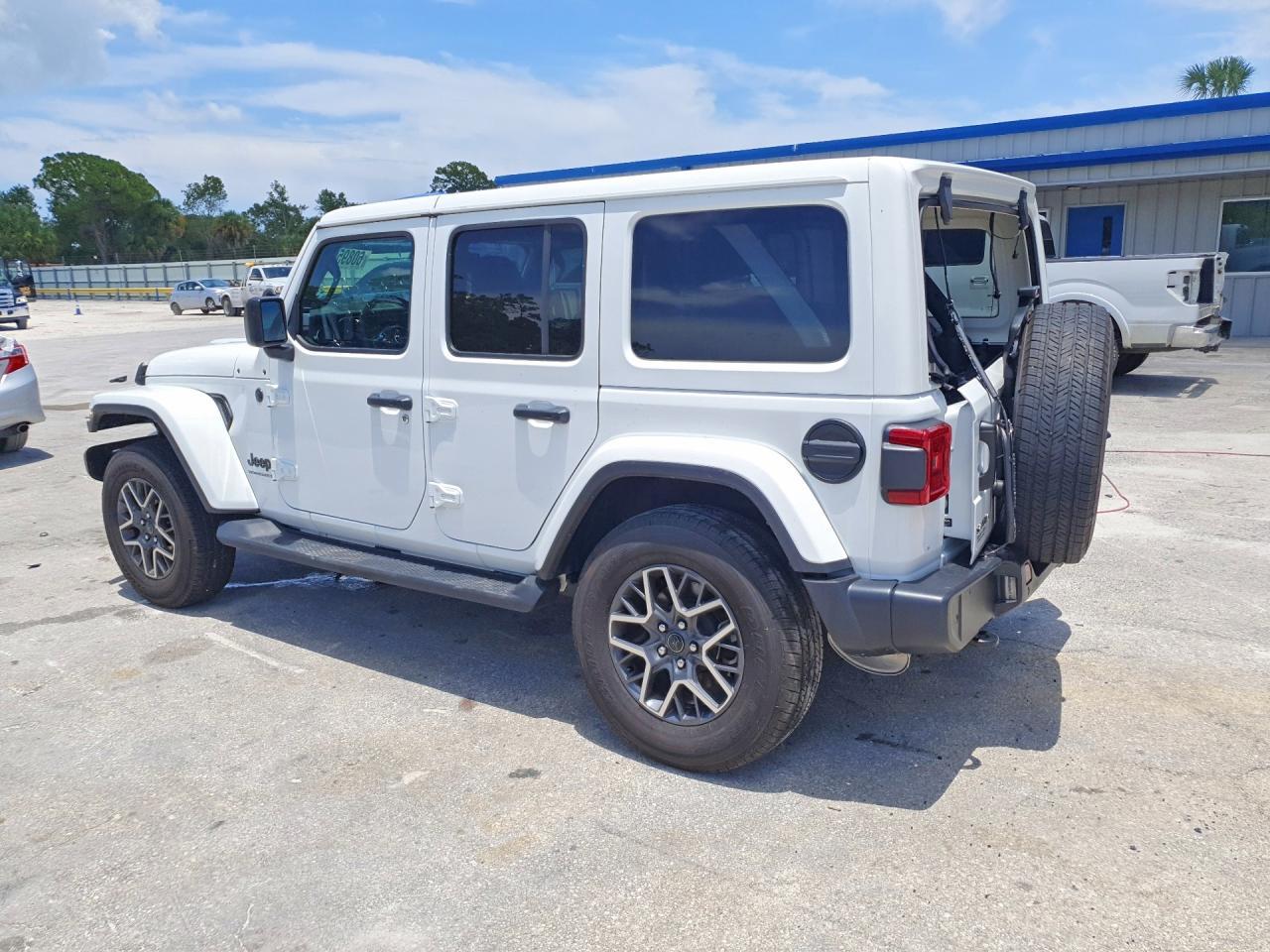 2025 Jeep Wrangler Sahara - Фото 2
