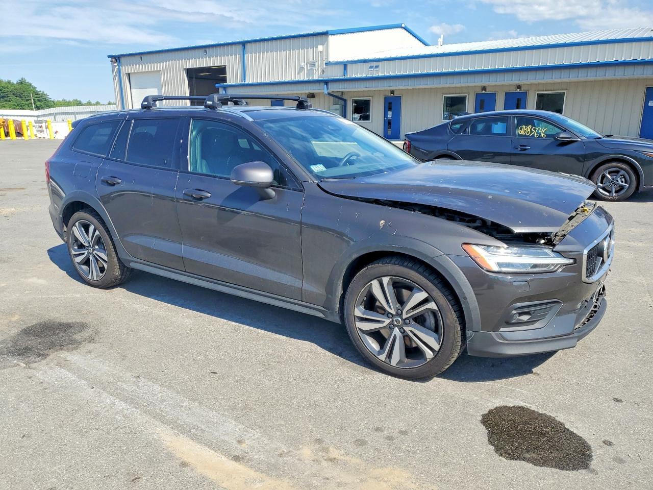 2023 Volvo V60 - Image 4