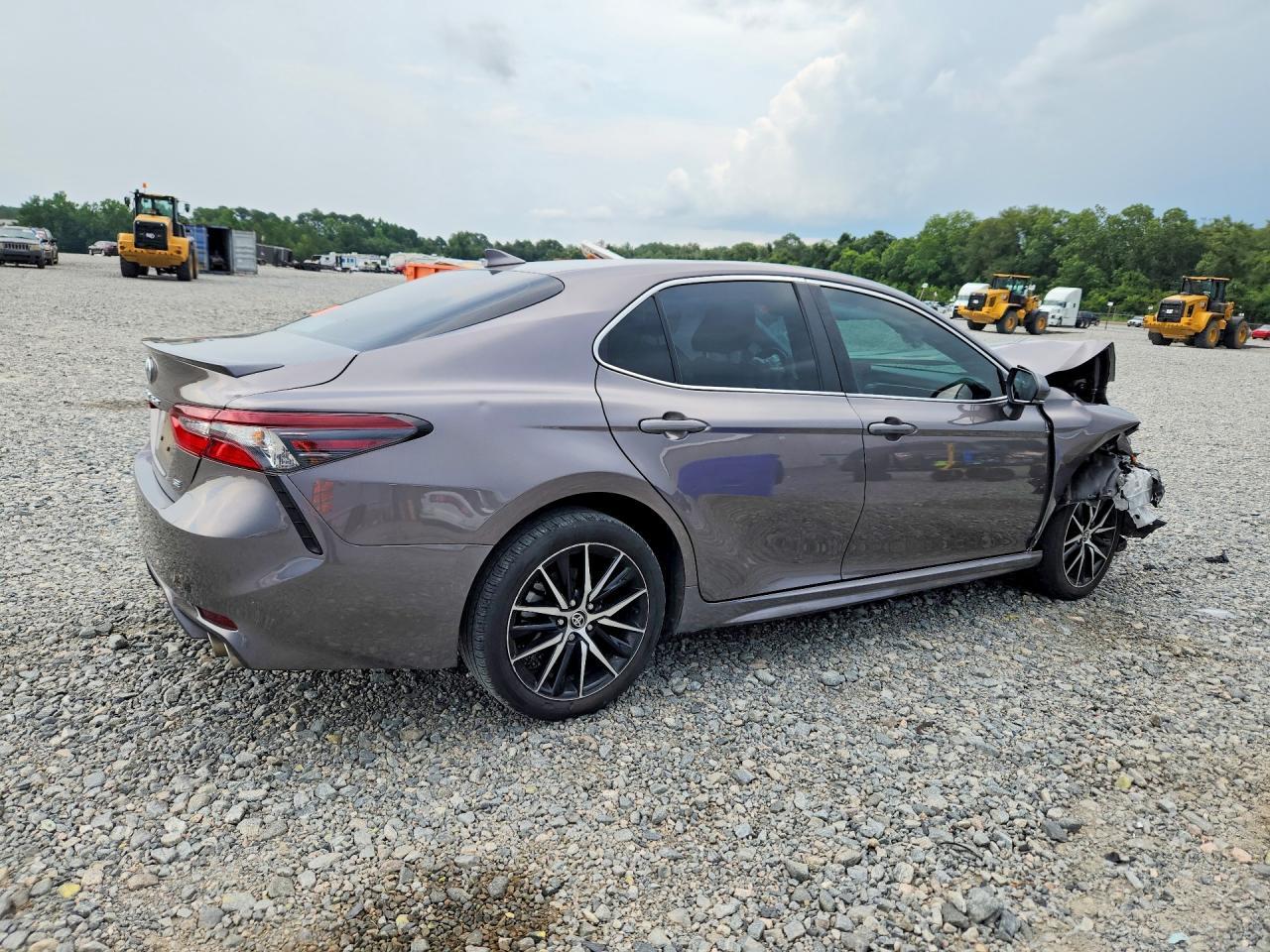 2024 Toyota Camry Se - Image 3
