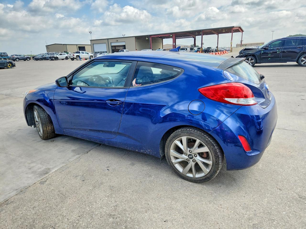 2016 Hyundai Veloster Base - Image 2