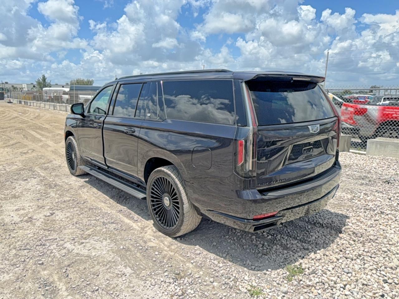 2023 Cadillac Escalade Esv Sport - Image 3