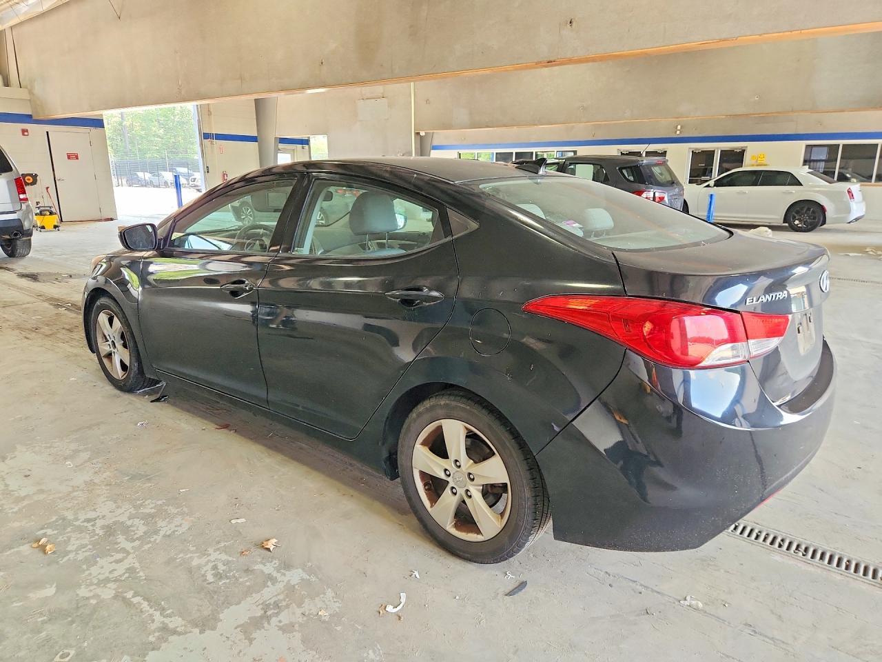 2013 Hyundai Elantra - Фото 2