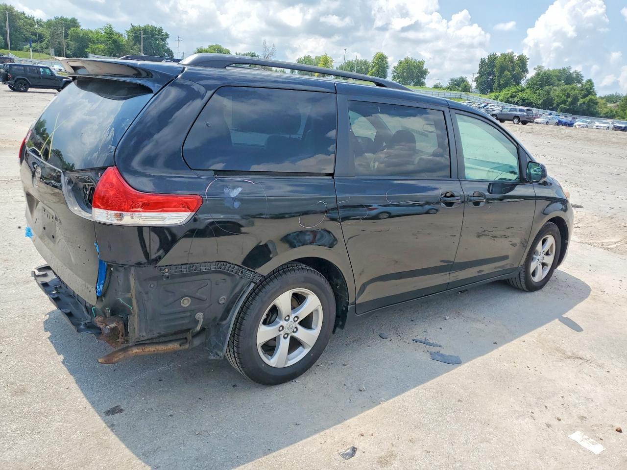 2011 Toyota Sienna Le - Image 3