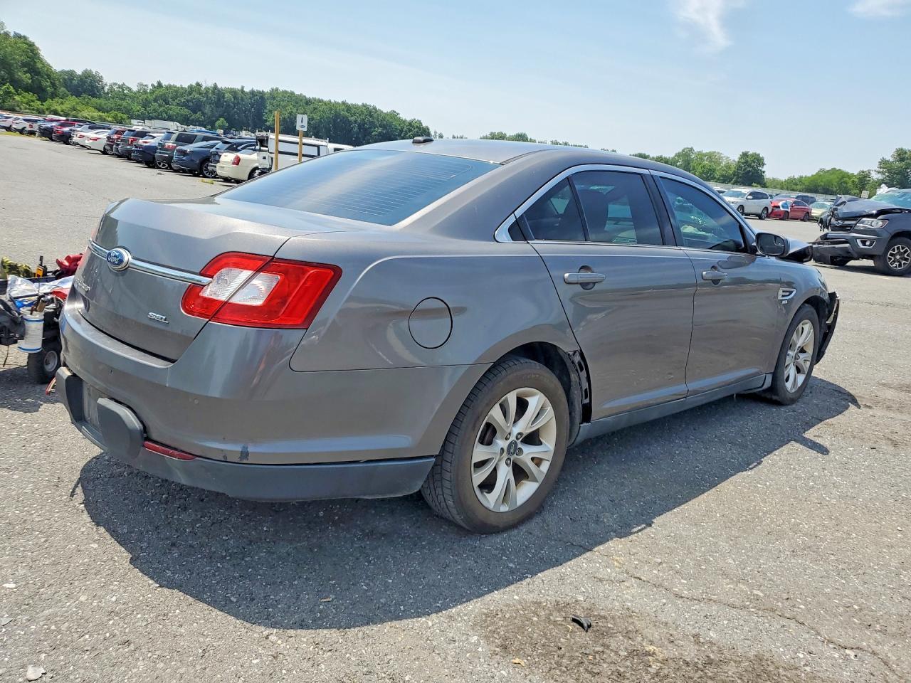 2011 Ford Taurus - Image 3
