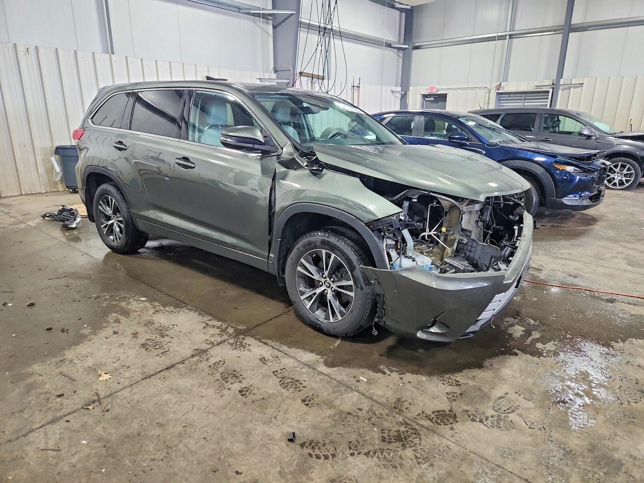 2018 Toyota Highlander Le Plus - Image 4