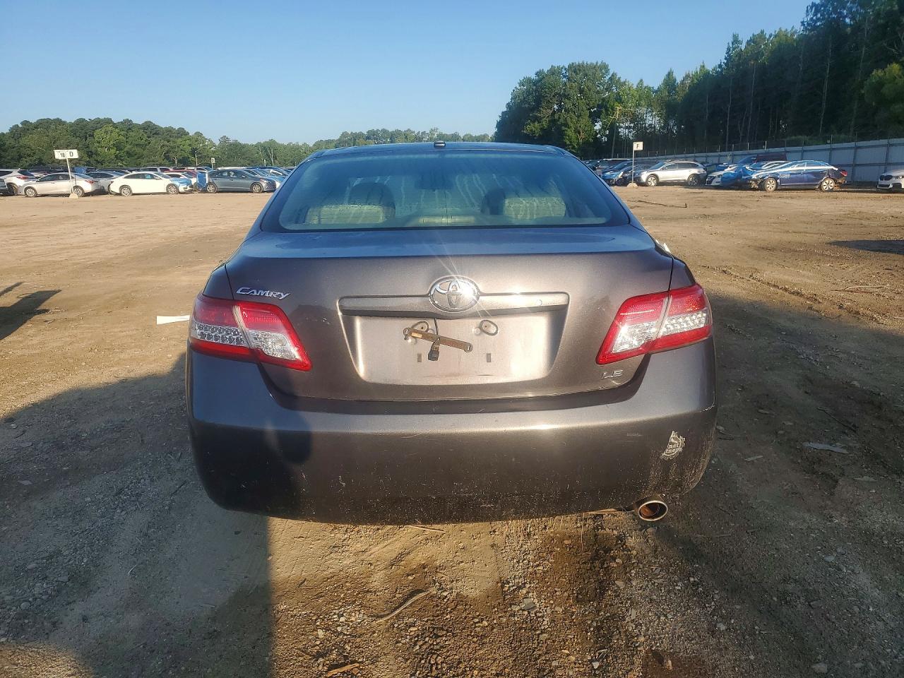 2011 Toyota Camry Le - Фото 6