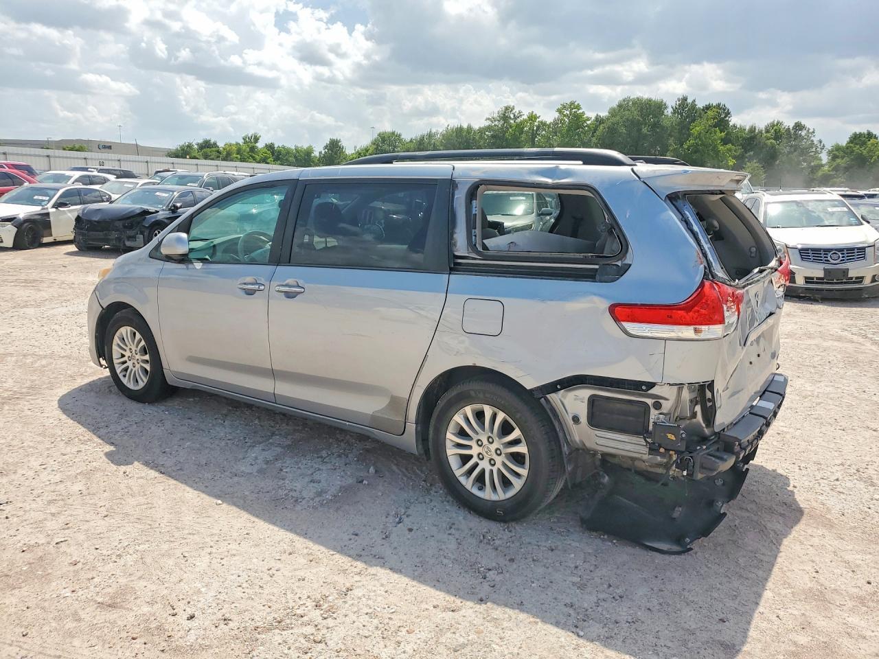 2013 Toyota Sienna Xle 8-Passenger - Image 2