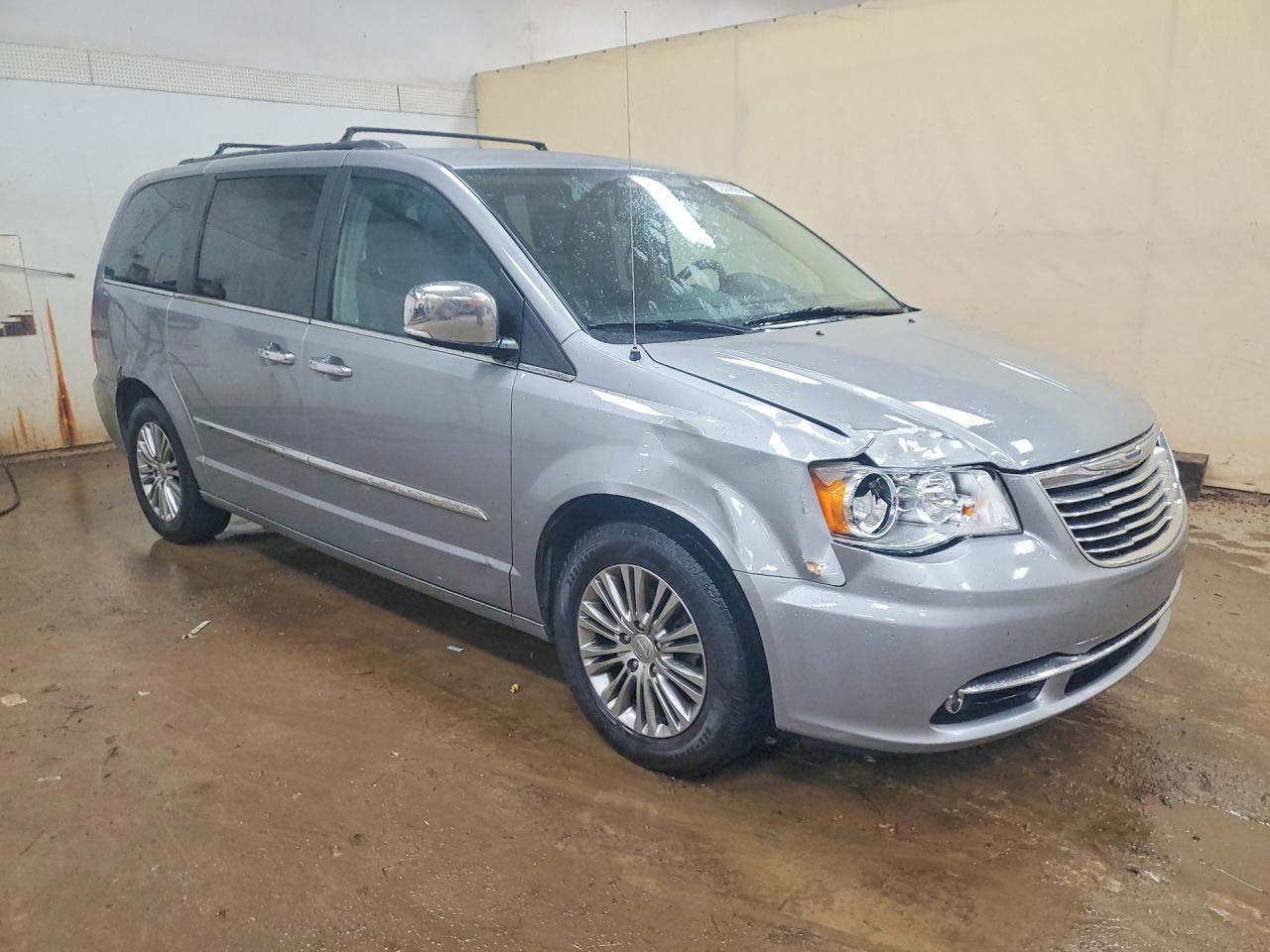 2013 Chrysler Town & Country Touring L - Фото 4