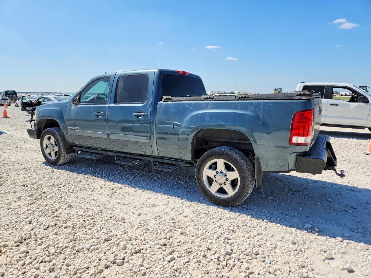 2011 GMC Sierra K2500 Slt - Image 2