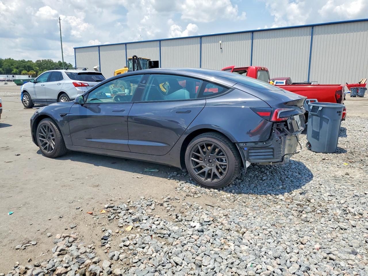2026 Tesla Model 3 - Фото 2