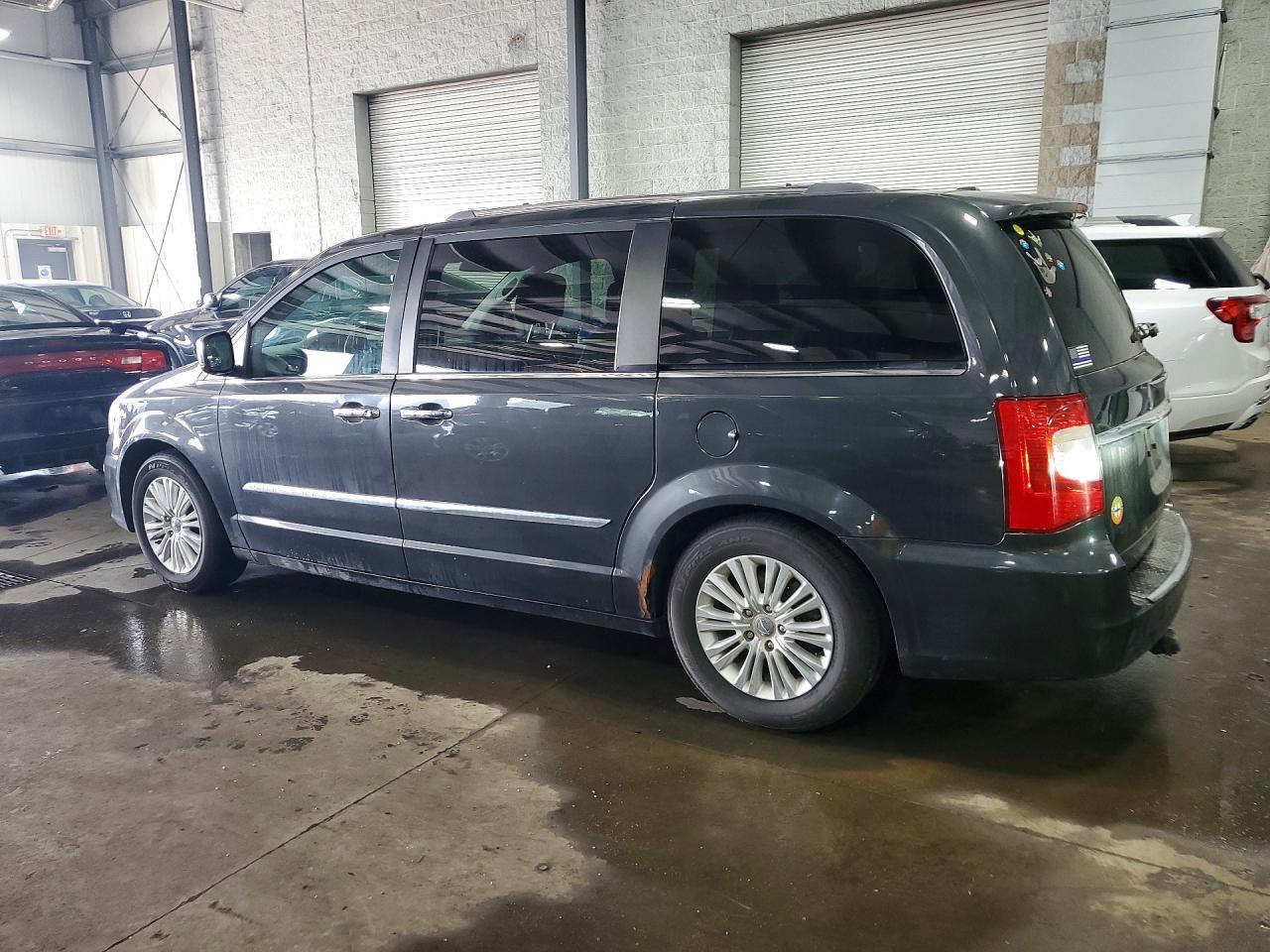2012 Chrysler Town & Country Limited - Фото 2