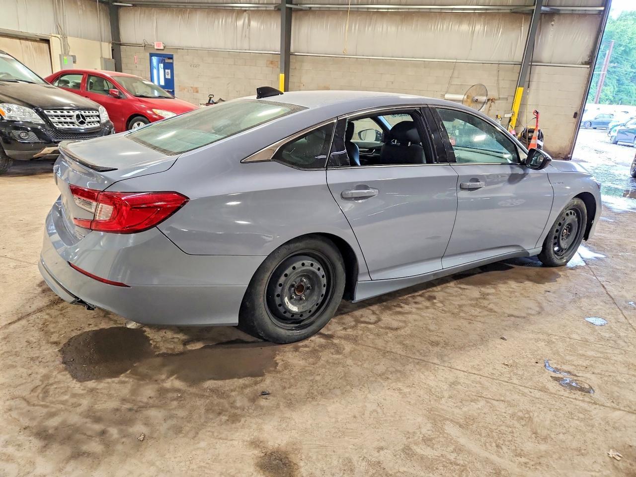 2022 Honda Accord Hybrid Sport - Image 3
