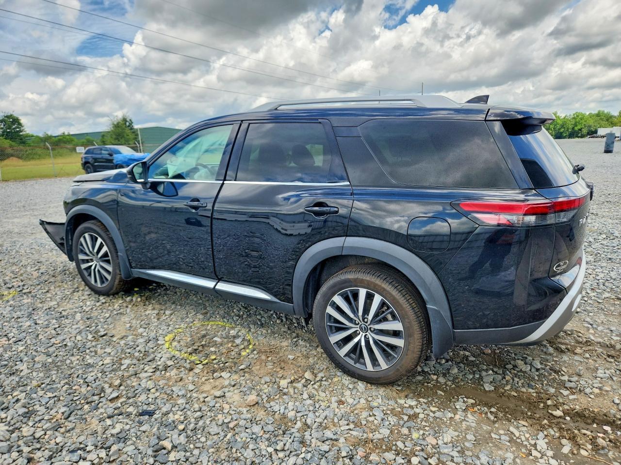 2022 Nissan Pathfinder Platinum - Image 2