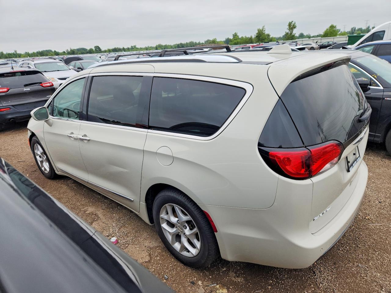 2017 Chrysler Pacifica Touring L Plus - Фото 2