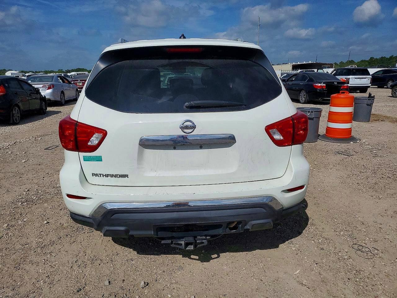 2017 Nissan Pathfinder S - Image 6